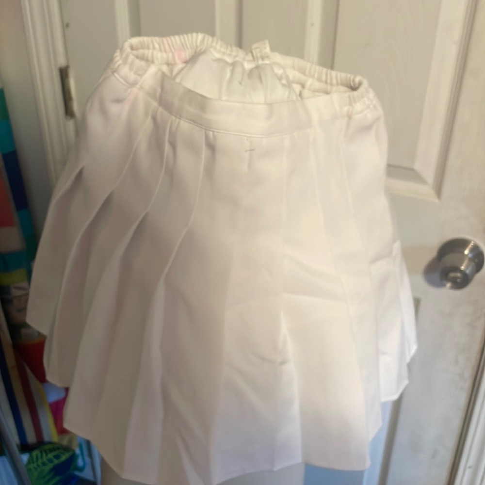 White tennis skirt with elastic waist band